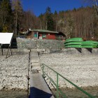 Blick vom Bootssteg ans Ufer