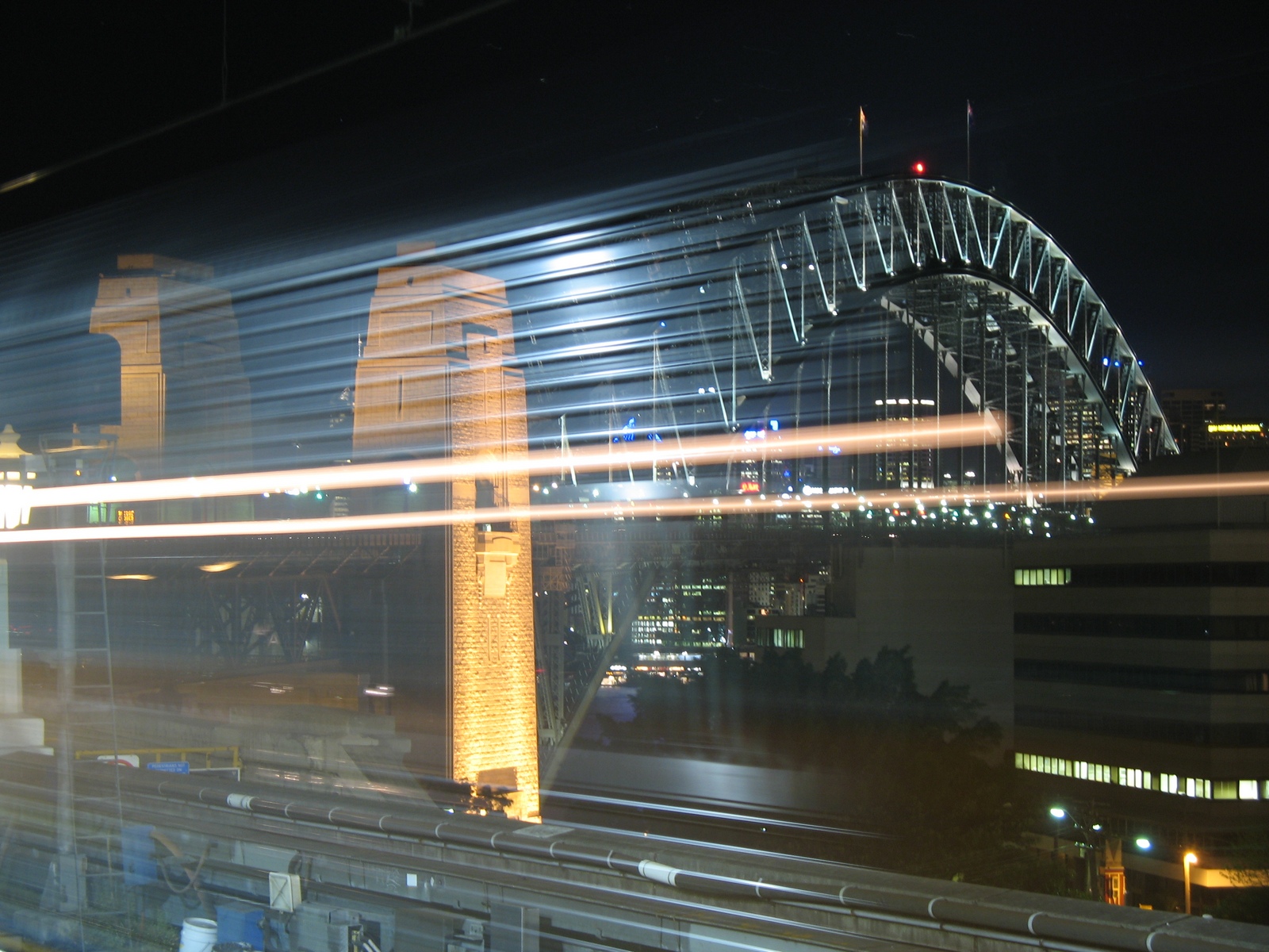 Sydney - U-Bahn vor Harbour Bridge