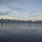 Nebliger Strand bei Sonnenuntergang in York (Maine)